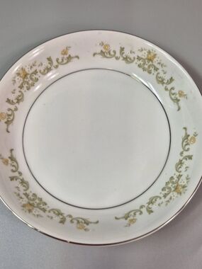Towne House Fine China Japan One  Bowl 7" ⁶/⁸ White  Silver Rim Pre Loved.   ¹